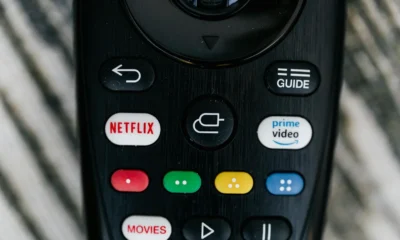 Mando de una Smart TV para ilustrar cómo ordenar los canales en un televisor samsung paso a paso.