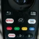Mando de una Smart TV para ilustrar cómo ordenar los canales en un televisor samsung paso a paso.