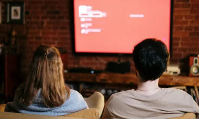 Imagen de una persona configurando la opción de conectar televisor a internet por wifi en una Smart TV desde el menú de ajustes.