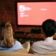 Imagen de una persona configurando la opción de conectar televisor a internet por wifi en una Smart TV desde el menú de ajustes.