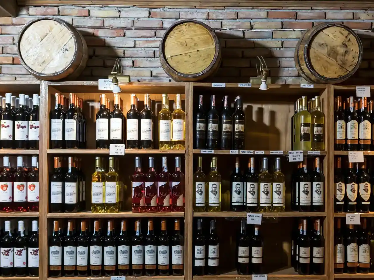 Imagen de una vinoteca moderna con botellas visibles y pantalla digital que representa Samsung y su vinoteca inteligente con IA y botellas detectadas en un entorno de cocina.