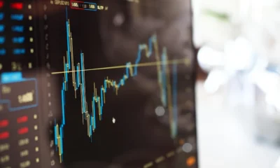 Primer plano de un smartphone con resultados de búsqueda y un gráfico financiero, ilustrando ZWE: qué significa y por qué aparece en búsquedas y finanzas
