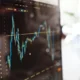 Primer plano de un smartphone con resultados de búsqueda y un gráfico financiero, ilustrando ZWE: qué significa y por qué aparece en búsquedas y finanzas