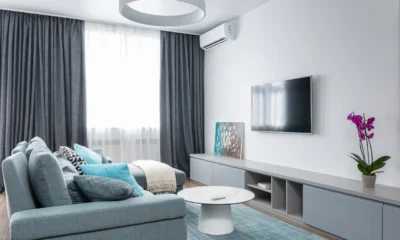 Aire acondicionado split en una pared de salón moderno para ilustrar como funciona el aire acondicionado