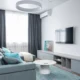 Aire acondicionado split en una pared de salón moderno para ilustrar como funciona el aire acondicionado