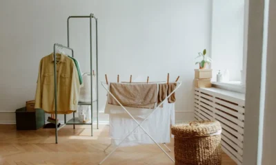 Ropa de deporte colgada para secar en un tendedero interior, imagen para ilustrar por qué la ropa de deporte huele mal recien lavada.