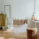 Ropa de deporte colgada para secar en un tendedero interior, imagen para ilustrar por qué la ropa de deporte huele mal recien lavada.