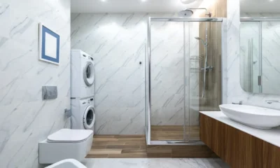 Fotografía de una lavadora y secadora en baño, integradas en un baño moderno y compacto.