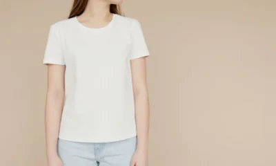 lavadora y crema solar: camiseta blanca con manchas amarillentas tras el lavado