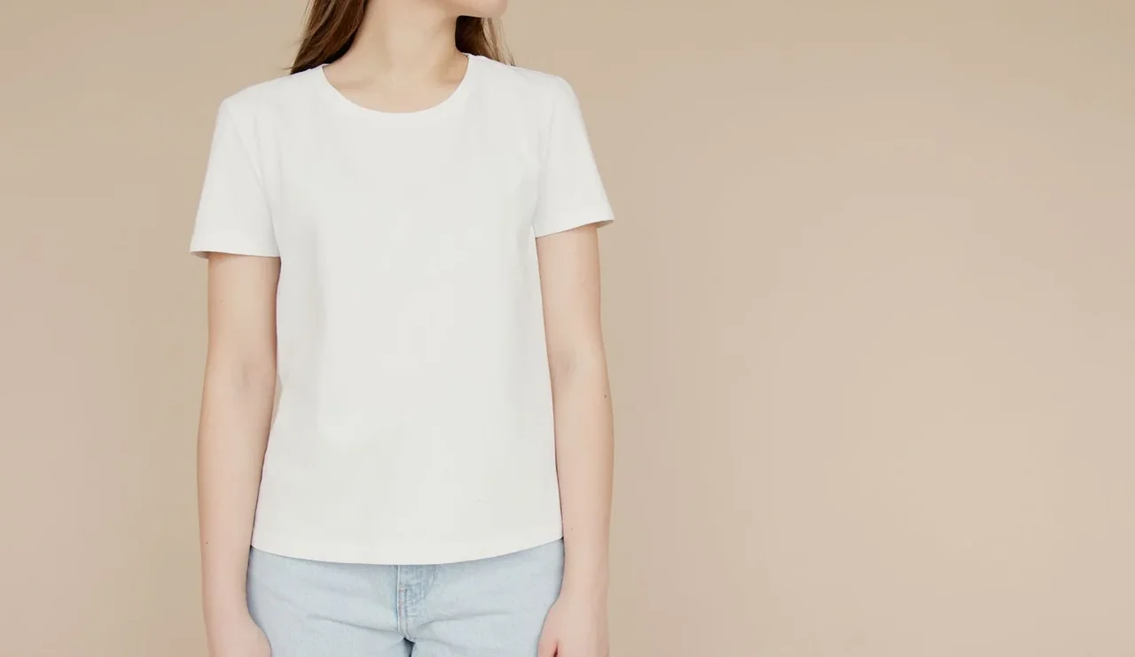 lavadora y crema solar: camiseta blanca con manchas amarillentas tras el lavado