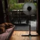 Ventilador fagor de pie en una habitación del hogar con ambiente fresco y sencillo