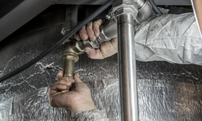 Técnico revisando un lavavajillas Bosch porque no entra agua en la cocina