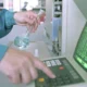 Técnico revisando el panel de control de una caldera con símbolos de error, ilustrando Símbolos de error en caldera Vaillant: guía para entenderlos.