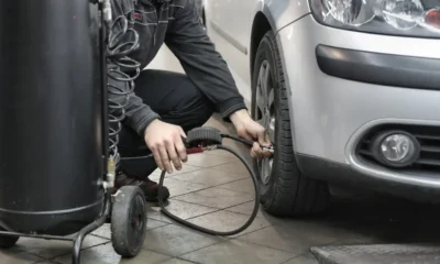 Técnico revisando la rueda de un patinete Xiaomi que ha perdido velocidad