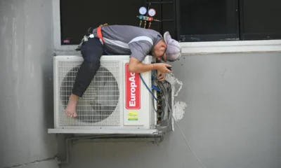 Foto de un técnico inspeccionando un aire acondicionado Midea para identificar el Error E2 aire acondicionado Midea.
