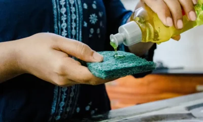 Técnico revisando el dosificador de un lavavajillas Balay con error E19