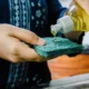 Técnico revisando el dosificador de un lavavajillas Balay con error E19
