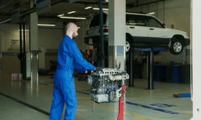 Técnico revisando un lavavajillas Balay con el código E09