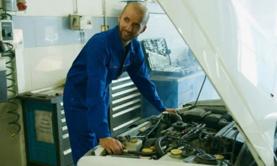 Imagen de un técnico inspeccionando un lavavajillas Beko durante el Error E01 lavavajillas Beko.