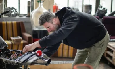 Técnico revisando errores del patinete Olsson en una mesa de trabajo