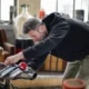 Técnico revisando errores del patinete Olsson en una mesa de trabajo
