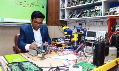 Técnico revisando las conexiones de un patinete eléctrico con error E10