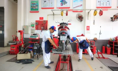 Técnico revisando un fallo 1 en el display de un patinete eléctrico