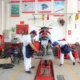 Técnico revisando un fallo 1 en el display de un patinete eléctrico