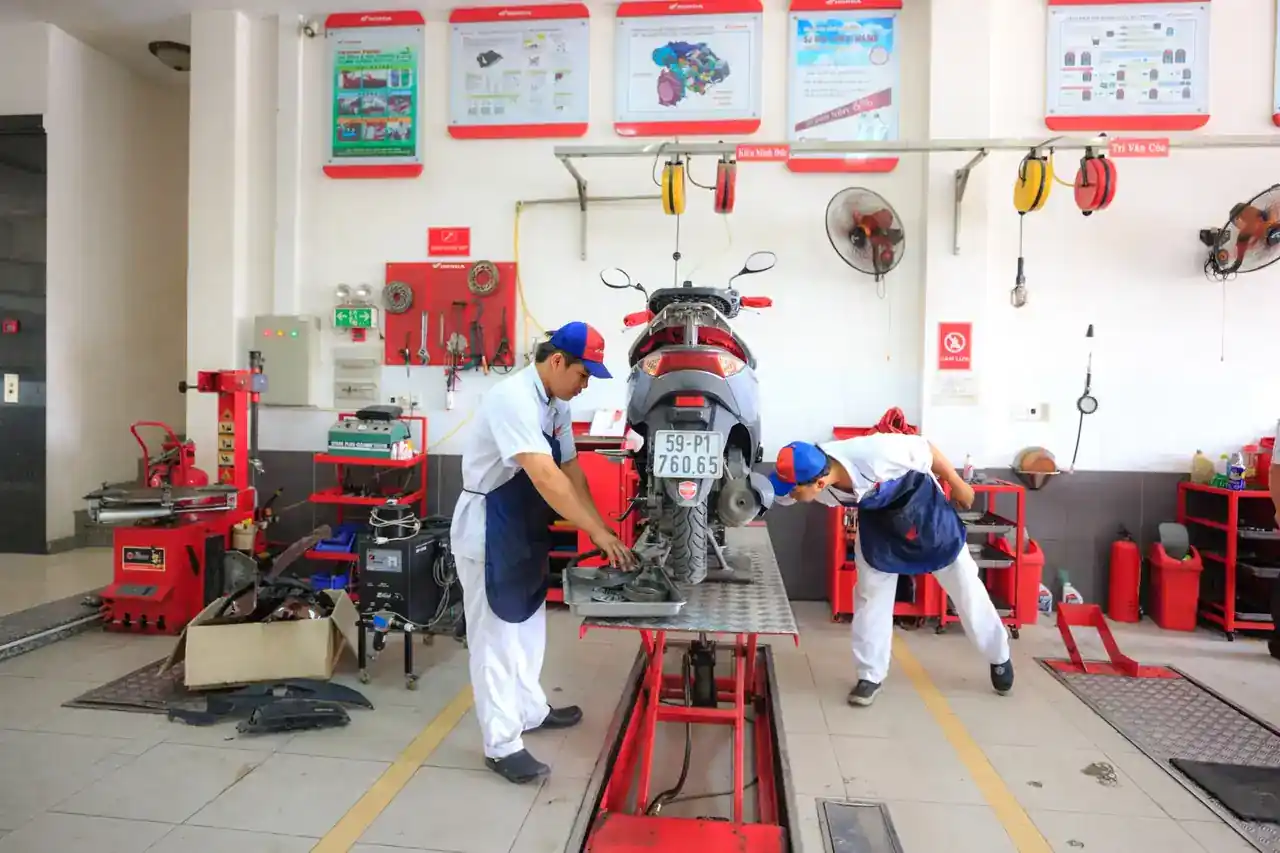 Técnico revisando un fallo 1 en el display de un patinete eléctrico