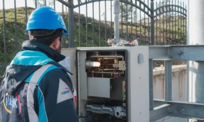 Técnico inspeccionando el panel de control de una caldera con una luz roja intermitente, ilustrando Luz roja parpadeando en la Saunier Duval Thematek: causas y solución