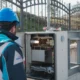 Técnico inspeccionando el panel de control de una caldera con una luz roja intermitente, ilustrando Luz roja parpadeando en la Saunier Duval Thematek: causas y solución