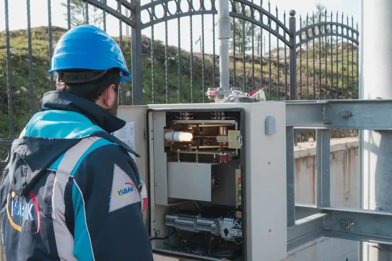 Técnico inspeccionando el panel de control de una caldera con una luz roja intermitente, ilustrando Luz roja parpadeando en la Saunier Duval Thematek: causas y solución