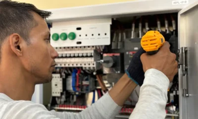 Técnico inspeccionando una caldera con el panel abierto en un cuarto de servicio, con herramientas visibles; imagen para el artículo Averías en calderas: fallos frecuentes, causas y señales de alerta