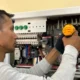 Técnico inspeccionando una caldera con el panel abierto en un cuarto de servicio, con herramientas visibles; imagen para el artículo Averías en calderas: fallos frecuentes, causas y señales de alerta