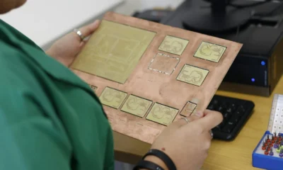 Técnico inspeccionando la PCB de la unidad interior para resolver el E4 Error Midea Air Conditioner