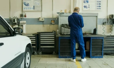 Técnico inspeccionando un Roomba para detectar el Error de carga 2 Roomba.