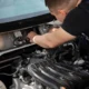 Técnico comprobando el filtro de un lavavajillas Siemens con la puerta abierta y agua en el interior, imagen para el artículo Lavavajillas Siemens error e22: causas y solución segura