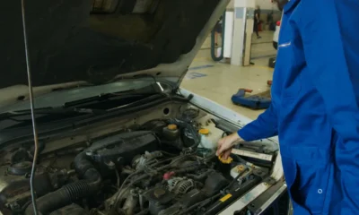 Técnico revisando el filtro de desagüe de una lavadora Balay Varioperfect con un código de error