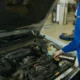 Técnico revisando el filtro de desagüe de una lavadora Balay Varioperfect con un código de error