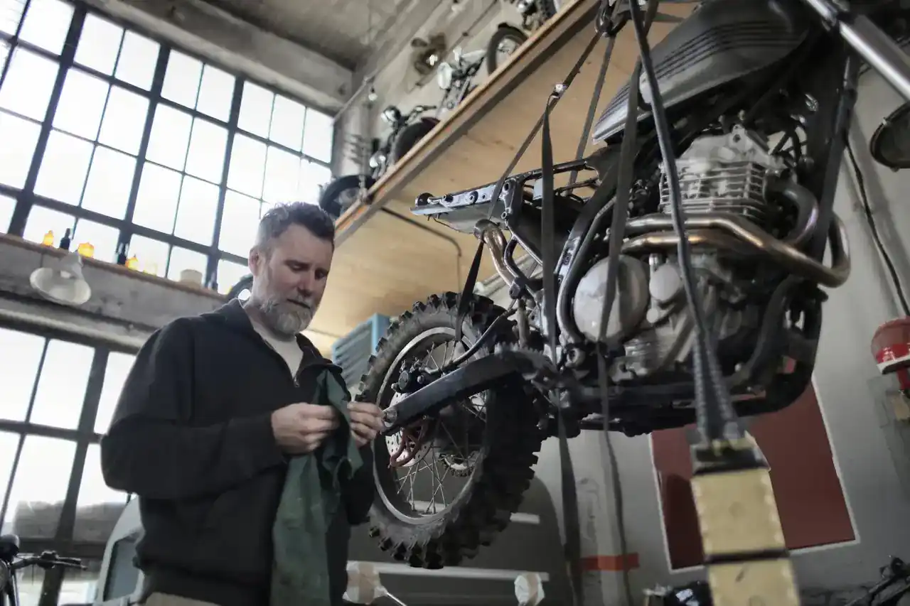 Técnico revisando el motor de una lavadora Balay TS 7210 por un error E2