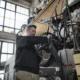 Técnico revisando el motor de una lavadora Balay con el código E2