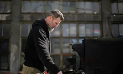 Técnico revisando el motor de una lavadora Balay TS 7012 por un error E2