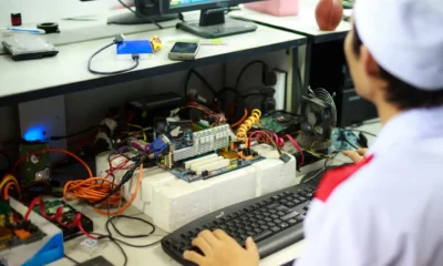 Técnico revisando el cableado del motor ante el error 18 del patinete Xiaomi