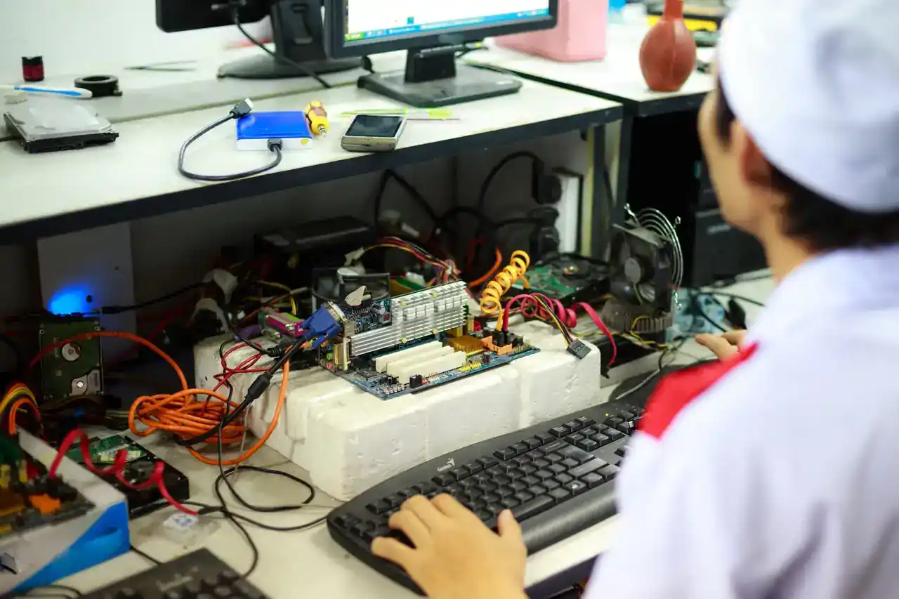 Técnico revisando el cableado del motor ante el error 18 del patinete Xiaomi