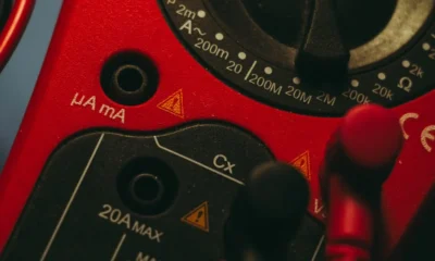 Técnico revisando el cableado del motor ante el error 12 en un patinete Xiaomi