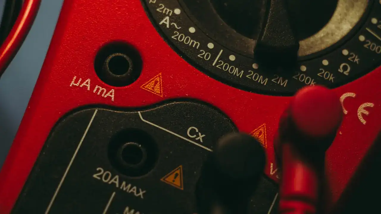 Técnico revisando el cableado del motor ante el error 12 en un patinete Xiaomi