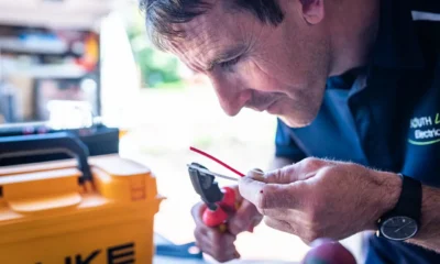 Técnico revisando el acelerador de un patinete Xiaomi que no acelera