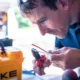 Técnico revisando el acelerador de un patinete Xiaomi que no acelera