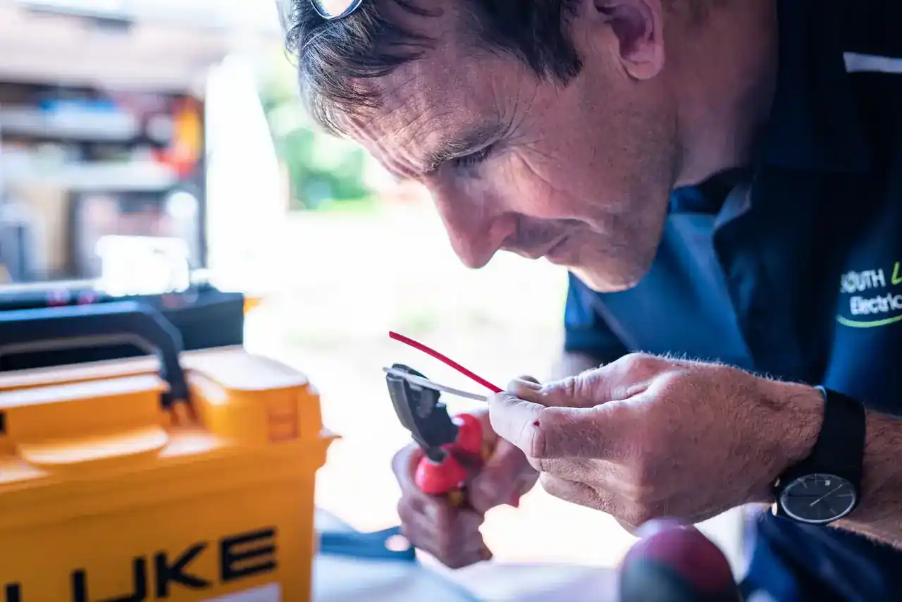 Técnico revisando el acelerador de un patinete Xiaomi que no acelera