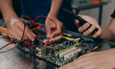 Técnico realizando una prueba de función en un lavavajillas para detectar Beko Dishwasher Error E01